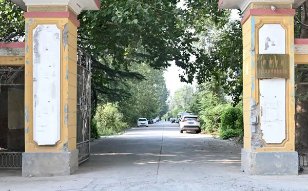 1978年，老董事長賀國興擔任國營新鄉(xiāng)縣拖拉機修造廠機修車間主任，經多方走訪，最終帶隊自主研發(fā)出了拖修廠第一臺振動設備，并成功供貨太原鋼鐵廠