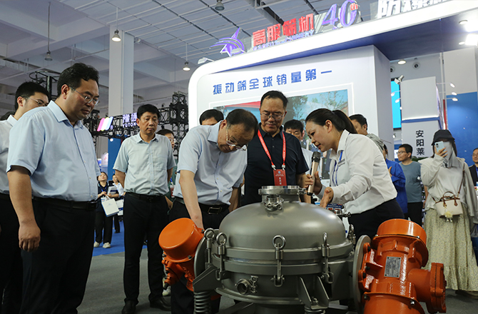 中原農谷第二屆振動機械產業博覽會盛大開幕，新鄉市長魏建平親臨高服展區指導工作